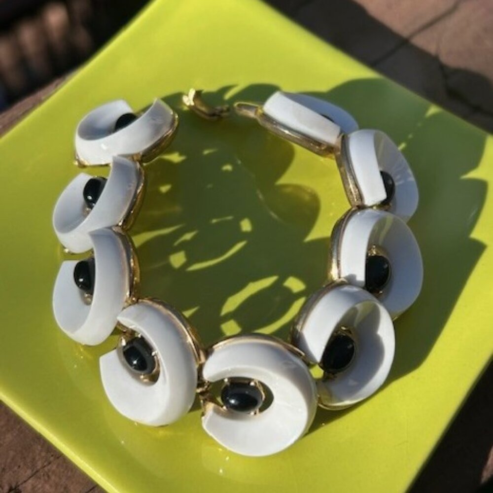 CROWN TRIFARI “Santa Anita” White Black Lucite Link BRACELET